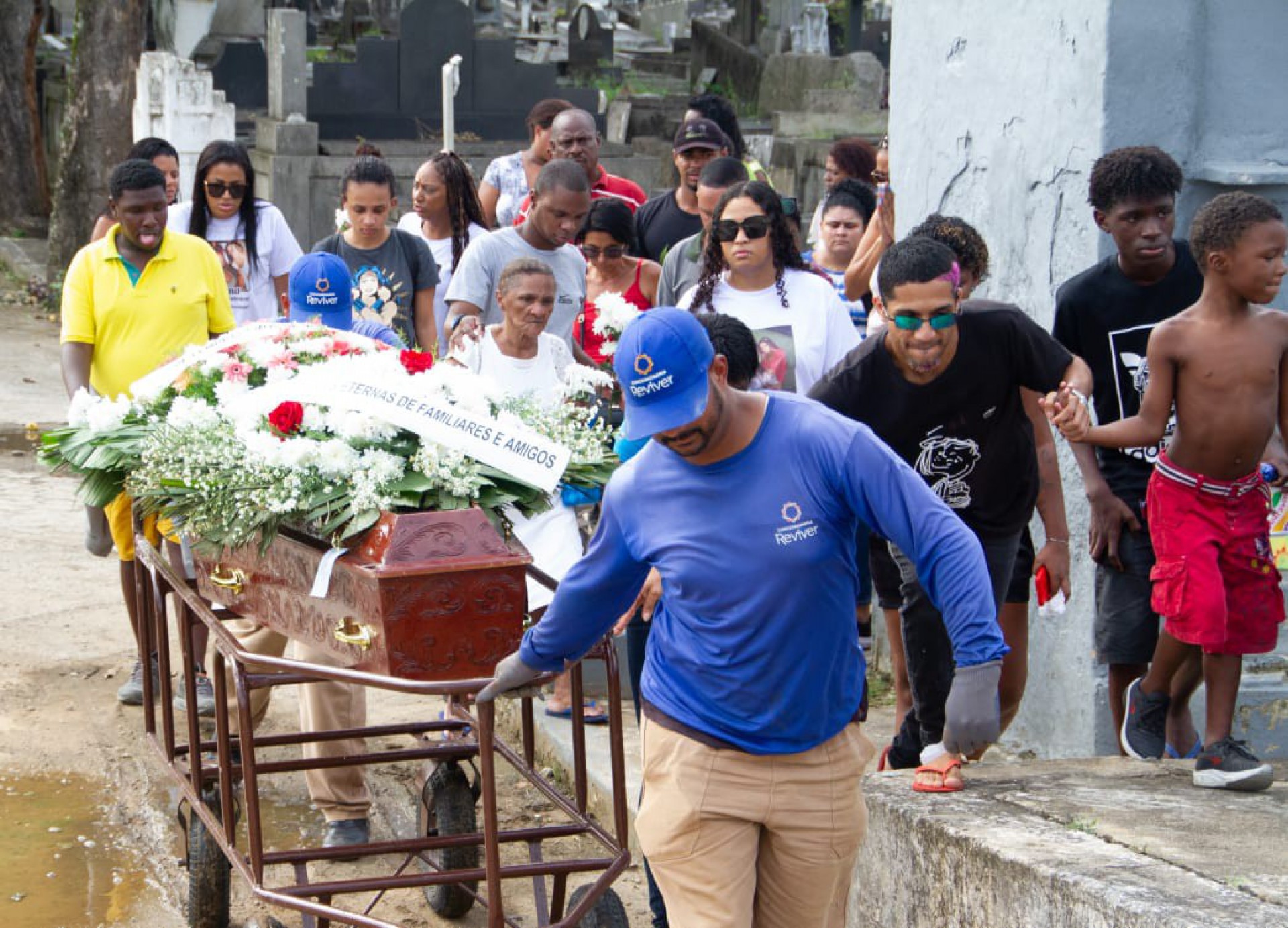 Enterro de Carmem Dias da Silva, de 29 anos, no Cemitério São Francisco Xavier, Zona Norte Rio. Moça foi vítima de feminicídio na comunidade da Rocinha - Érica Martin/Agência O Dia