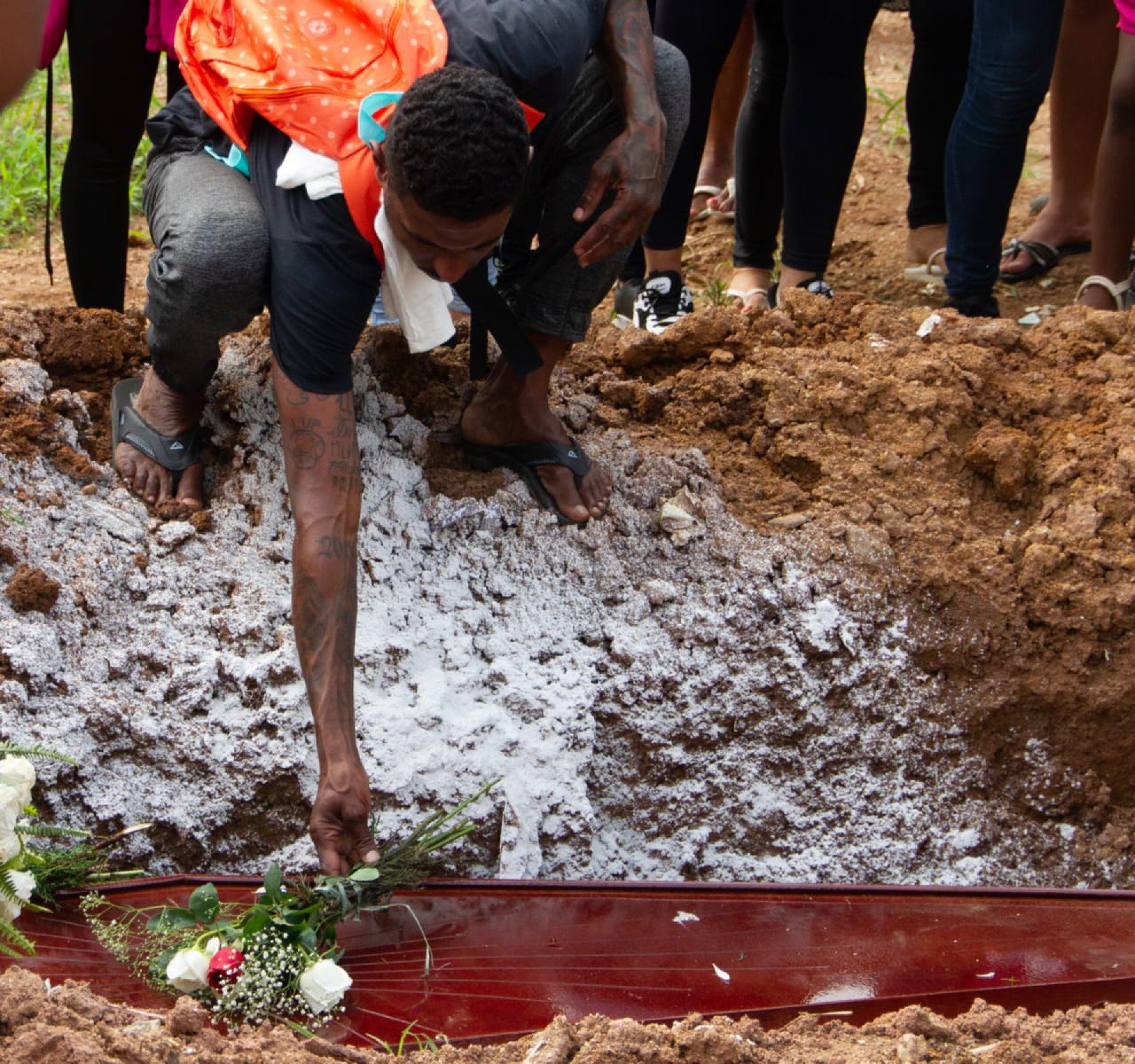 Enterro de Carmem Dias da Silva, de 29 anos, no Cemitério São Francisco Xavier, Zona Norte Rio. Moça foi vítima de feminicídio na comunidade da Rocinha - Érica Martin/Agência O Dia