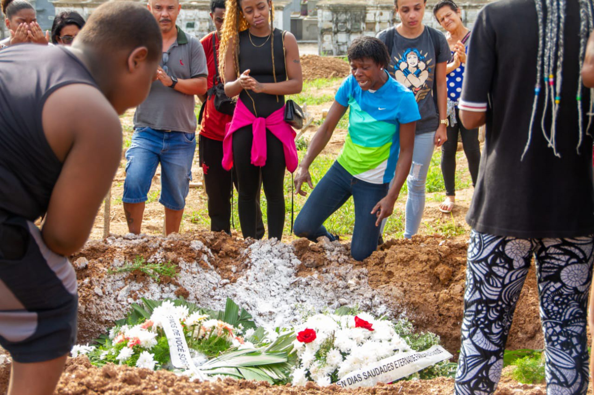 Enterro de Carmem Dias da Silva, de 29 anos, no Cemitério São Francisco Xavier, Zona Norte Rio. Moça foi vítima de feminicídio na comunidade da Rocinha - Érica Martin/Agência O Dia