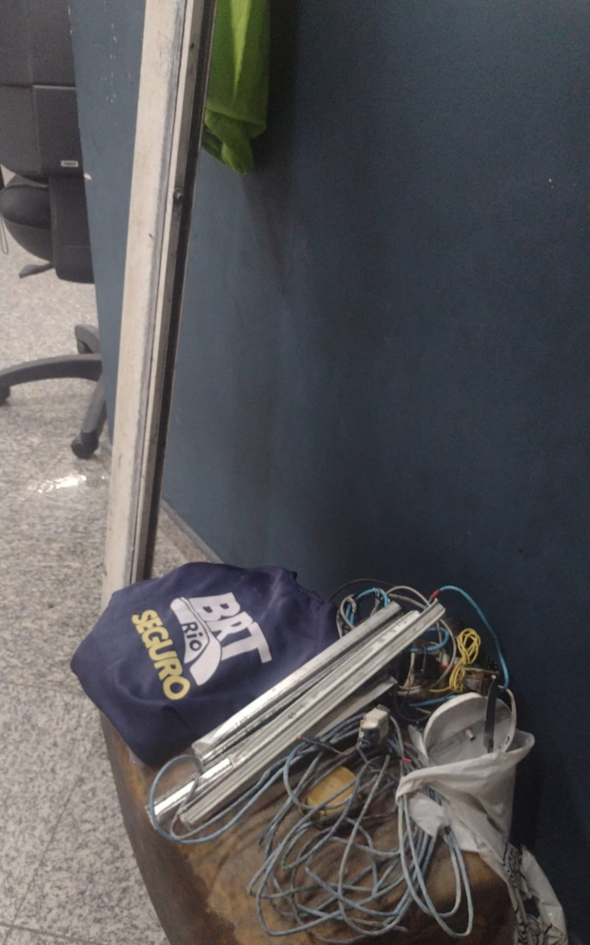 Homens presos por vandalismo foram encontrados com perfis de alumínio e fios da estação - Divulgação / Seop