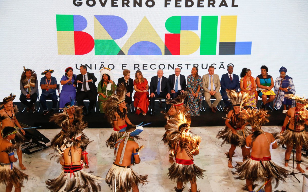 Anielle Franco e Sonia Guajajara tomam posse como ministras