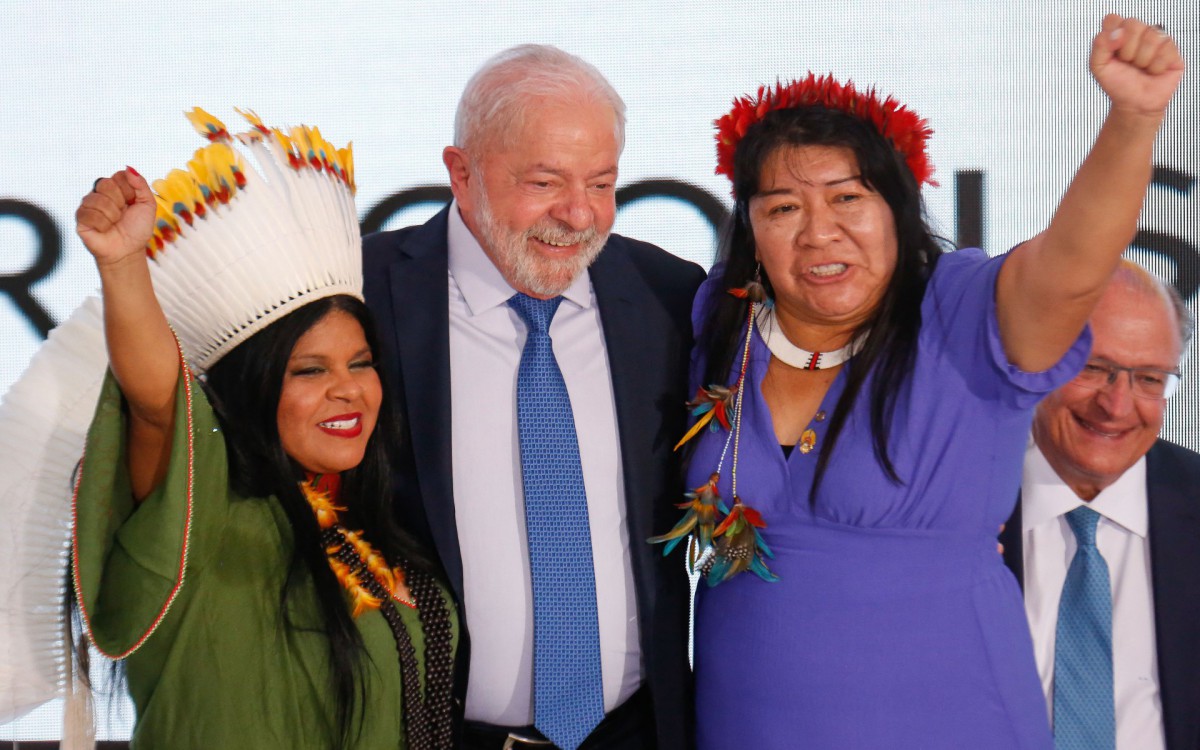 Anielle Franco e Sonia Guajajara tomam posse como ministras