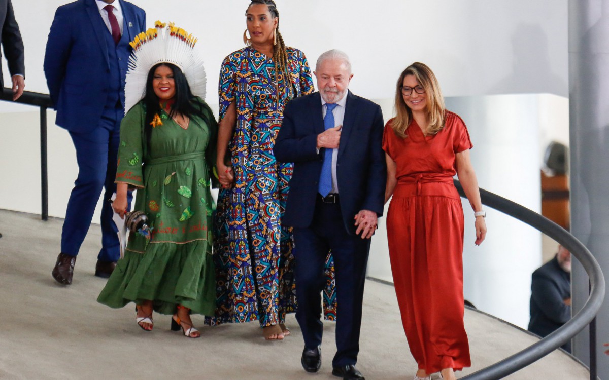 Anielle Franco e Sonia Guajajara tomam posse como ministras