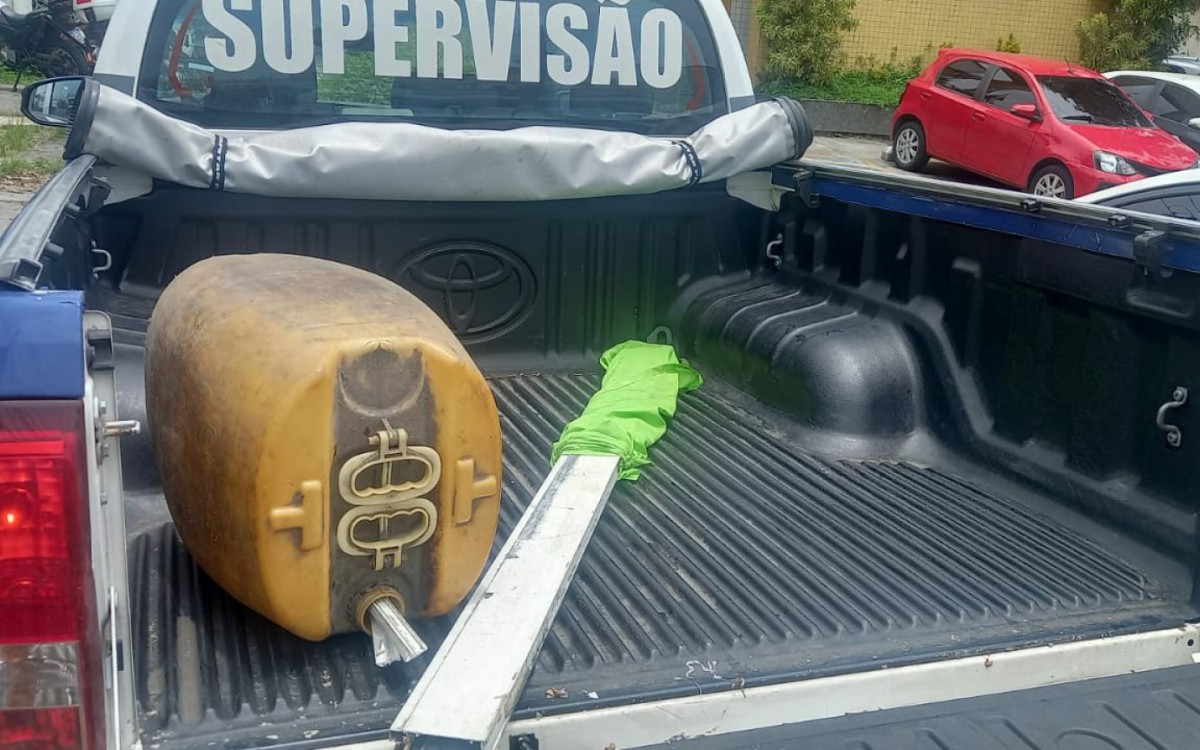 Homens presos por vandalismo foram encontrados com perfis de alumínio e fios da estação - Divulgação / Seop