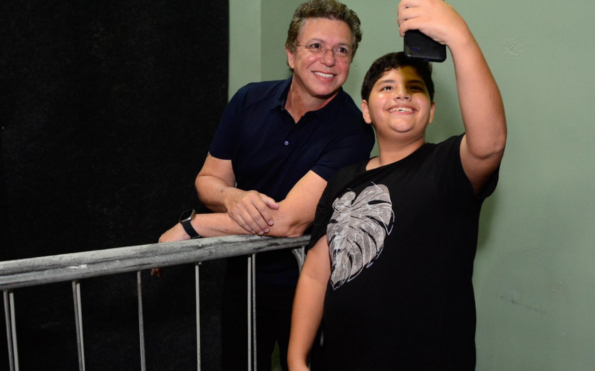 Boninho posa com f&atilde; ao visitar a 'Casa de Vidro' do 'BBB 23'