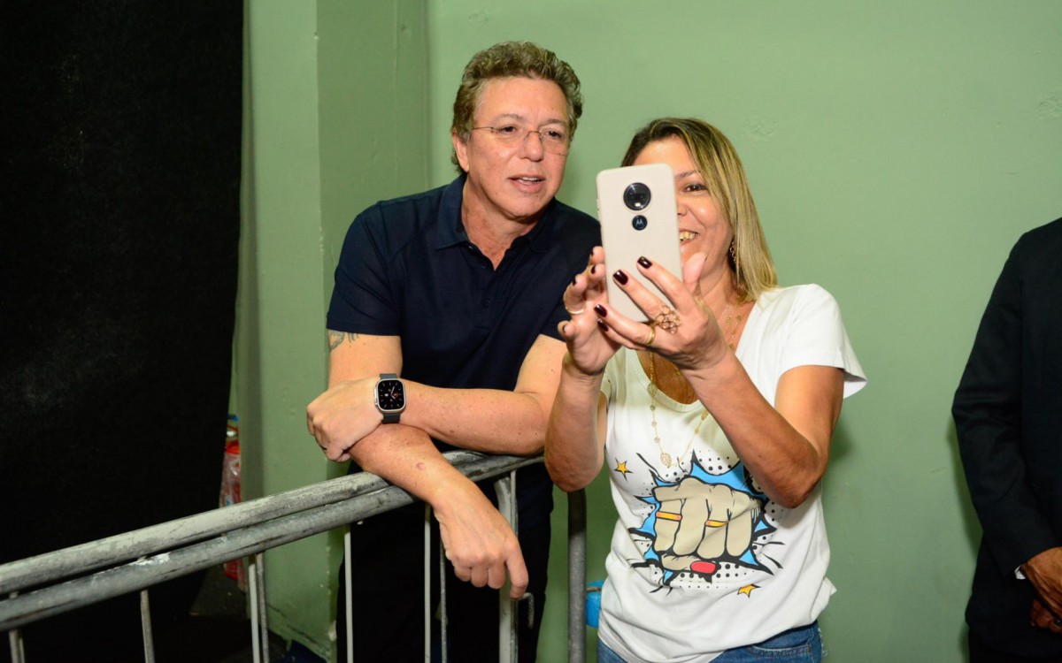 Boninho posa com f&atilde; ao visitar a 'Casa de Vidro' do 'BBB 23'