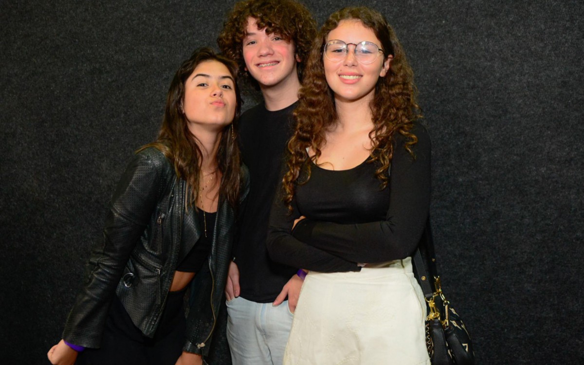 Isabella Oliveira (&agrave; direita), filha de Boninho, posa com amigos ao visitar a 'Casa de Vidro' do 'BBB 23'