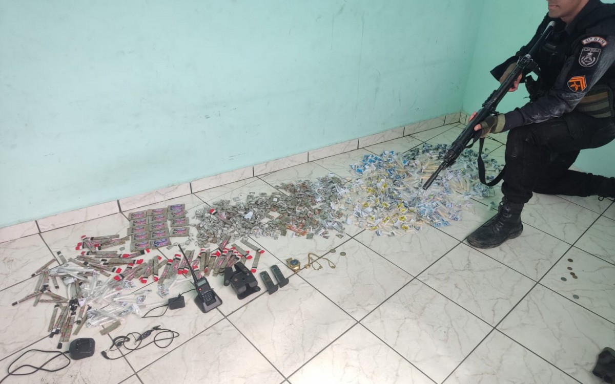 PMs prenderam suspeito com carregadores de pistola, r&aacute;dio transmissor e drogas no Chapad&atilde;o