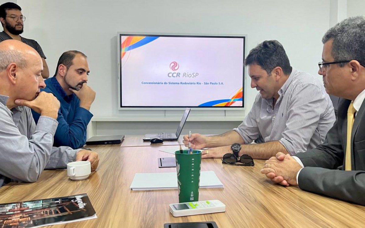 Alan Bombeiro mostra a representantes da CCR a inviabilidade de dois ped&aacute;gios t&atilde;o pr&oacute;ximos em Mangaratiba. 