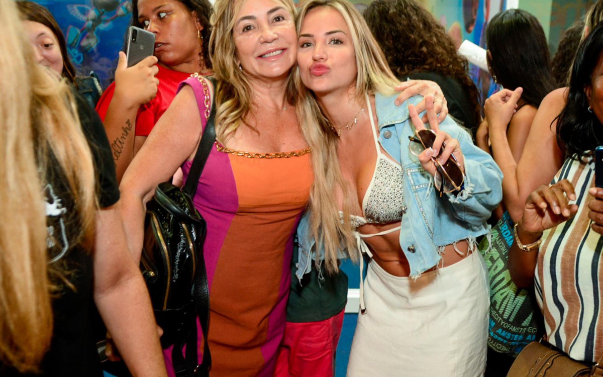 Ex-BBB Gabi Martins e sua m&atilde;e, Ma&iacute;ra, na 'Casa de Vidro'