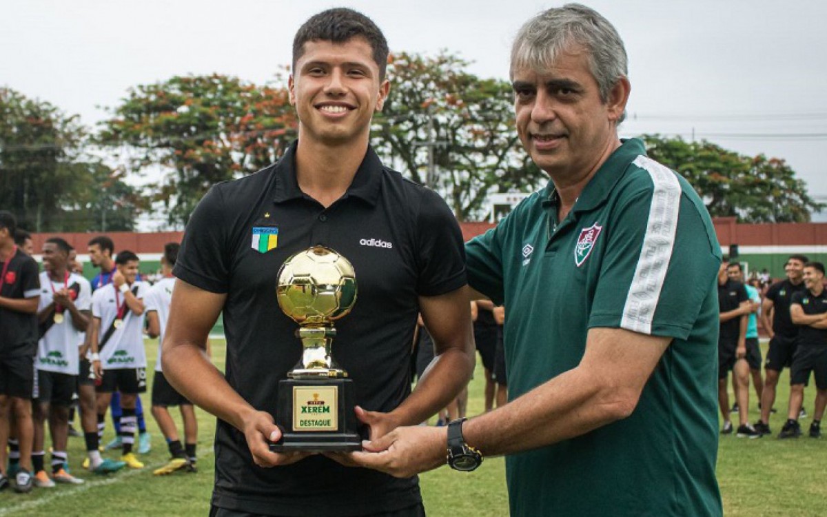 O volante chileno Nicol&aacute;s Matamoros, de 19 anos, foi contratado pelo Fluminense