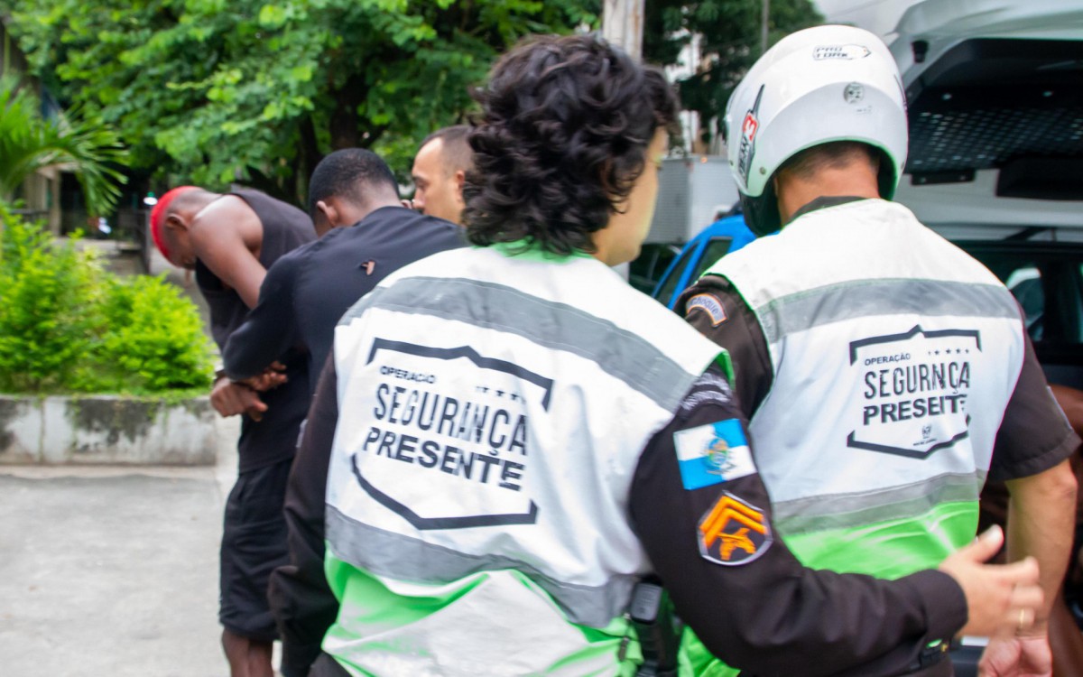 Suspeitos foram pegos furtando a loja Decathlon no Leblon zona sul do Rio de Janeiro na tarde dessa quarta-feira (11). E conduzidos por pol&iacute;cias a 14&ordf; dp do Leblon. 