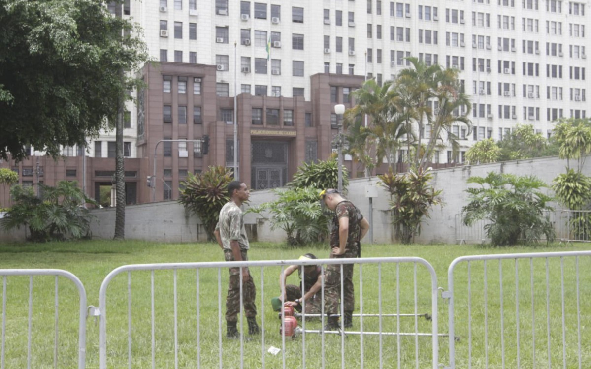 A área em frente ao Palácio Duque de Caxias, no Centro, em frente ao CML, foi limpa após saída de bolsonaristas - Marcos Porto/Agência O DIA