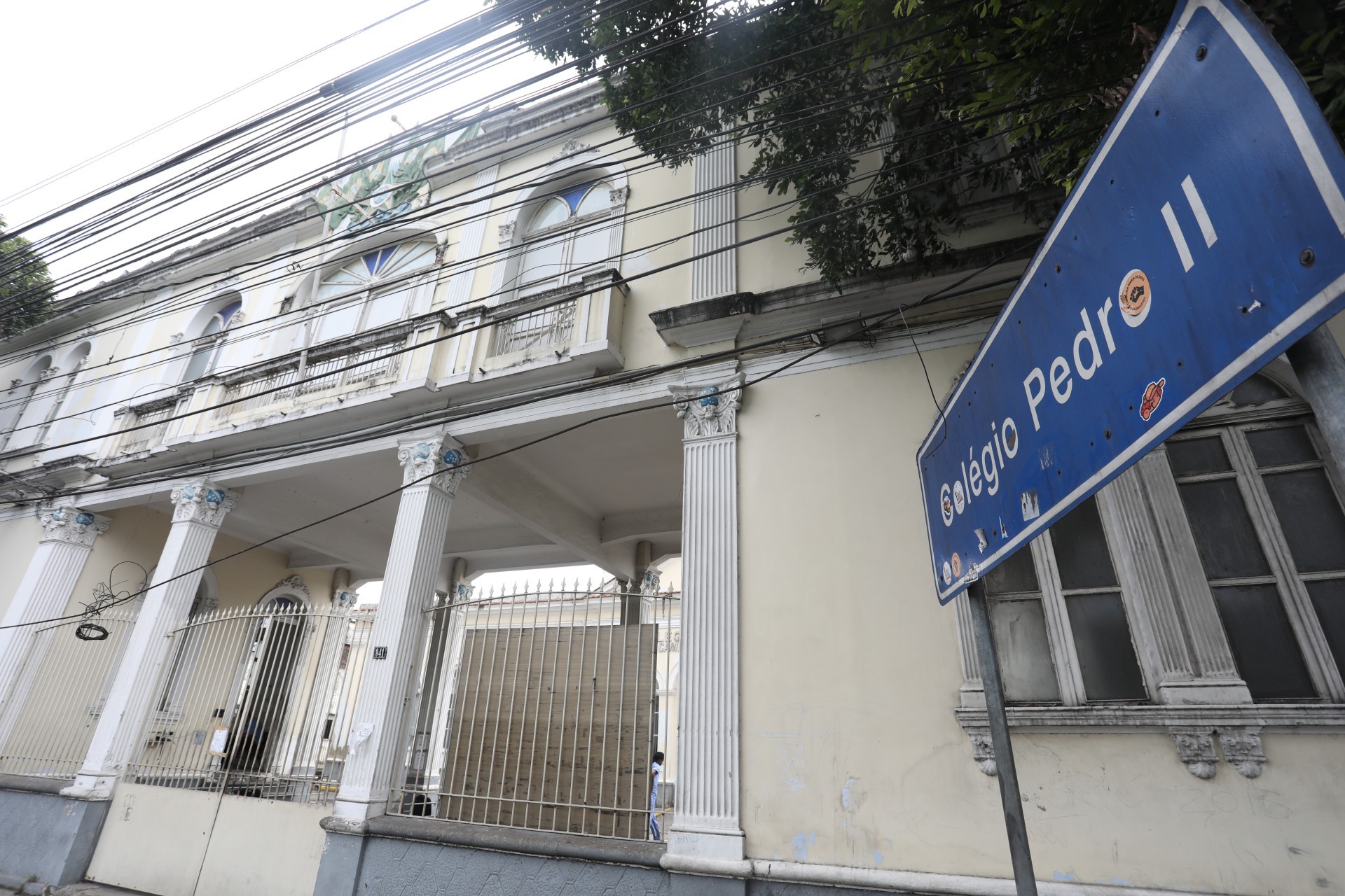 Até mesmo a placa que indica o local do colégio está danificada - Pedro Ivo/ Agência O Dia