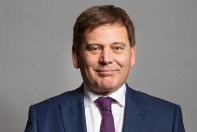 Parlamentar do Reino Unido é suspenso por publicar desinformação