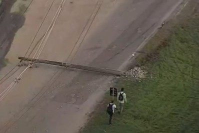 Carreta derruba poste e interdita trecho da Avenida Brasil em Irajá