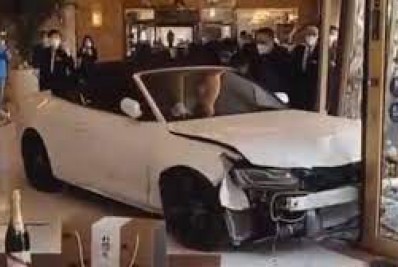 Insatisfeito, hóspede invade de carro saguão de hotel