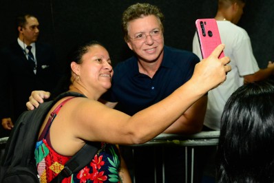 Boninho visita participantes no segundo dia de 'Casa de Vidro'
