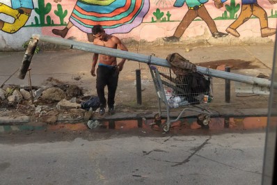 Homem furta poste de luz e usa carrinho de supermercado para carregá-lo em São Cristóvão