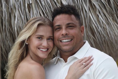 Ronaldo e Celina Locks anunciam que estão noivos: 'Te amo para sempre'
