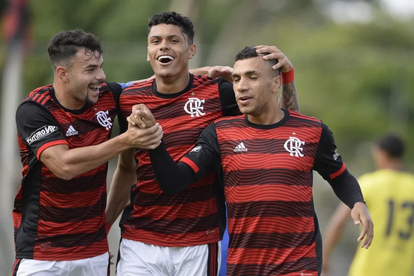 De olho no histórico recente, jovens do Flamengo tentam aproveitar início do Carioca por espaço entre os profissionais
