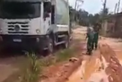 Caminhão de lixo atola em estrada de terra do bairro Marambaia