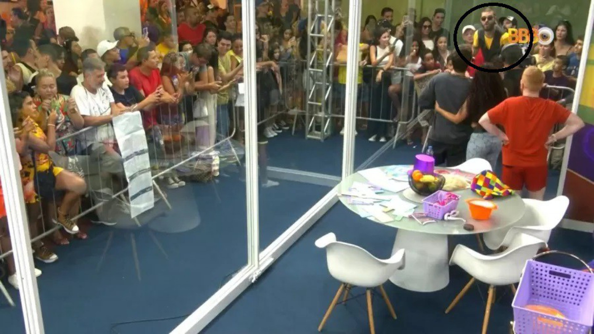 Diogo Defante tenta pular grade da 'Casa de Vidro' do 'BBB 23' - Reprodução 