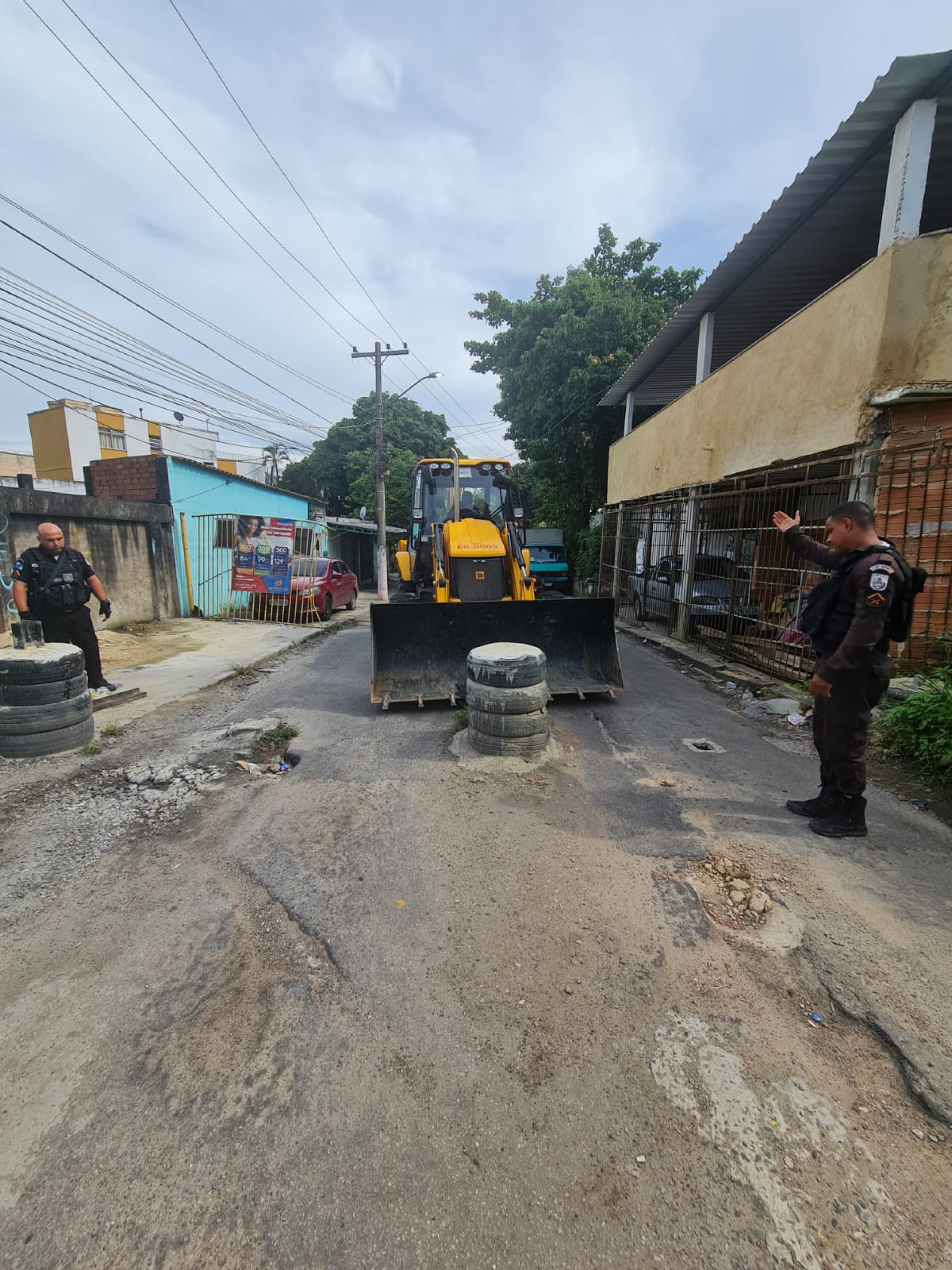 Equipes atuam na remo&ccedil;&atilde;o de barricadas no Chapad&atilde;o