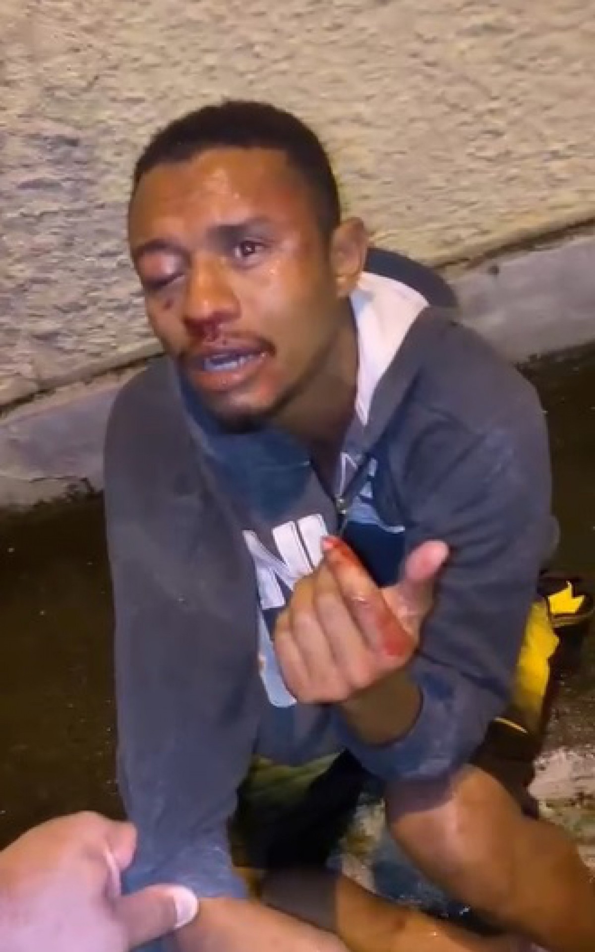 Welington &eacute; agredido por socos, chutes e pontap&eacute;s ap&oacute;s ser acusado de ladr&atilde;o - Reprodu&ccedil;&atilde;o