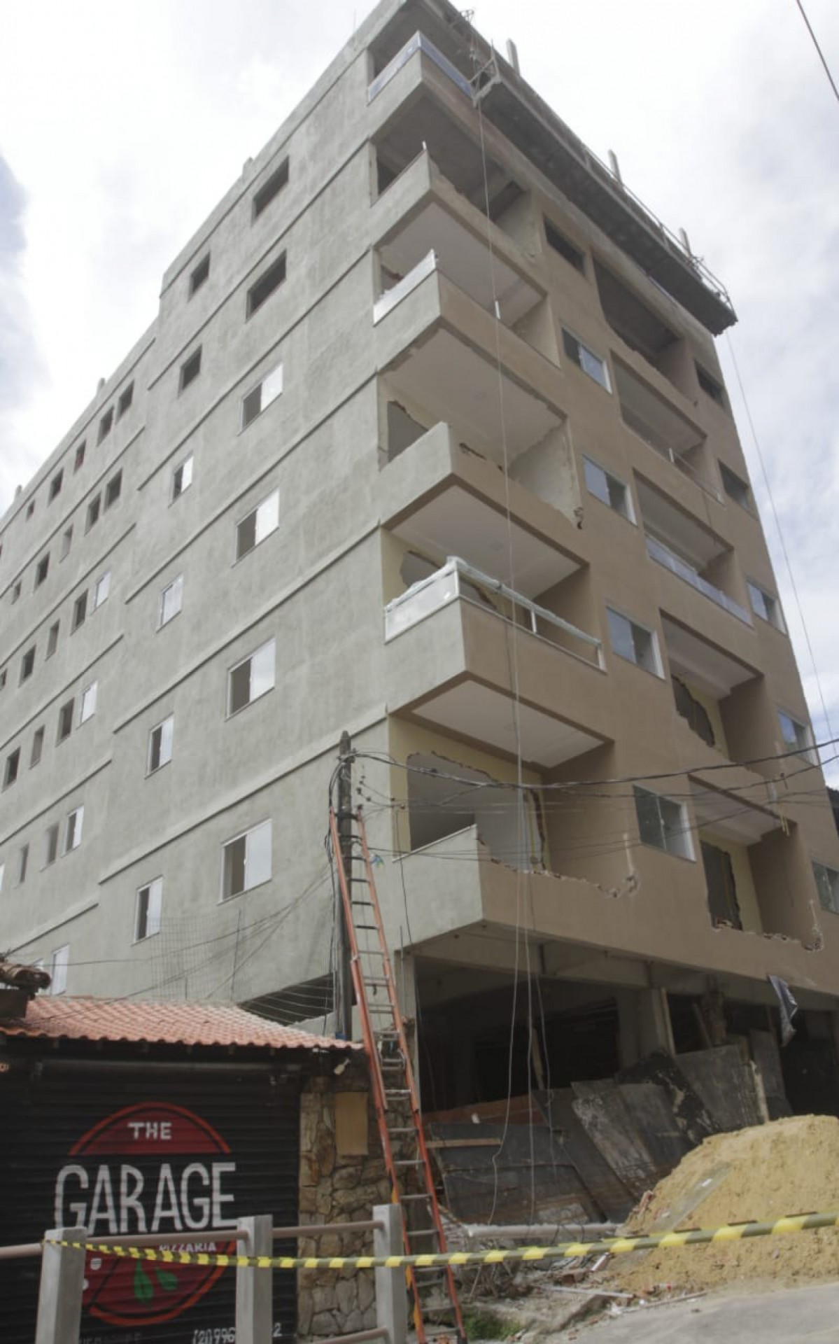 O imóvel possui sete andares de apartamentos, além de um de garagem, terraço e térreo - Marcos Porto/Agência O DIA