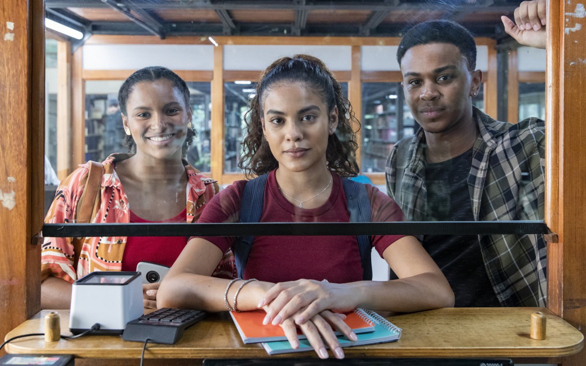 Bella Campos vibra por ver uma família negra protagonizando o novo folhetim. Abaixo, com o namorado - Fabio Rocha/Globo