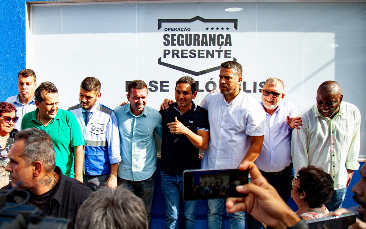 O prefeito Abra&atilde;ozinho (camisa preta), ao lado de autoridades, agradeceu o apoio do governador Cl&aacute;udio Castro na instala&ccedil;&atilde;o do Opera&ccedil;&atilde;o Seguran&ccedil;a Presente em Nil&oacute;polis