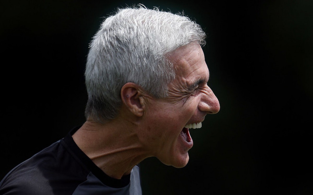 Lu&iacute;s Castro sorri durante treino do Botafogo