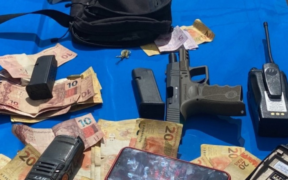 Policiais do 27º BPM (Santa Cruz), prenderam um suspeito e apreenderam uma pistola e um rádio transmissor - Divulgação / PMERJ