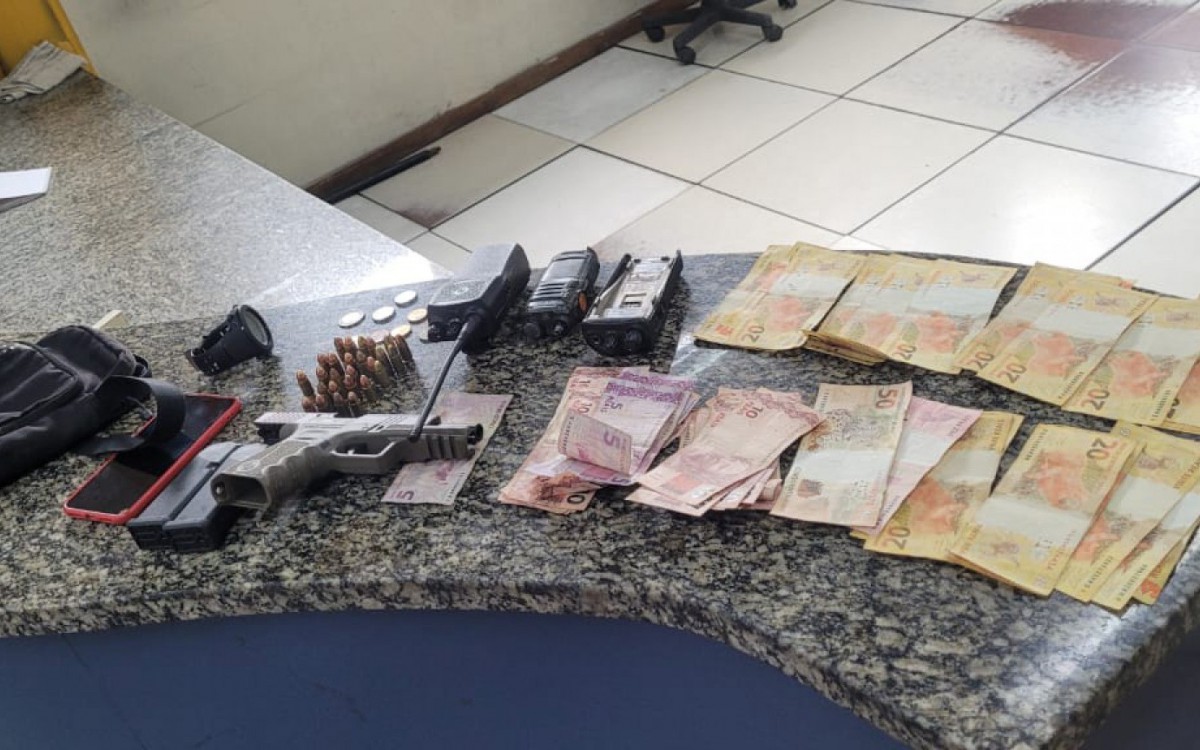 Equipes do 27&ordm; BPM (Santa Cruz) prenderam um homem suspeito de integrar uma mil&iacute;cia e apreenderam uma pistola