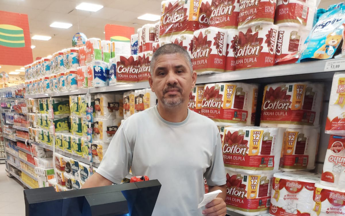 '&Eacute; muito pr&aacute;tico, muito f&aacute;cil de usar', disse o padeiro Edmilson F&eacute;lix, primeiro cliente a usar o carrinho inteligente