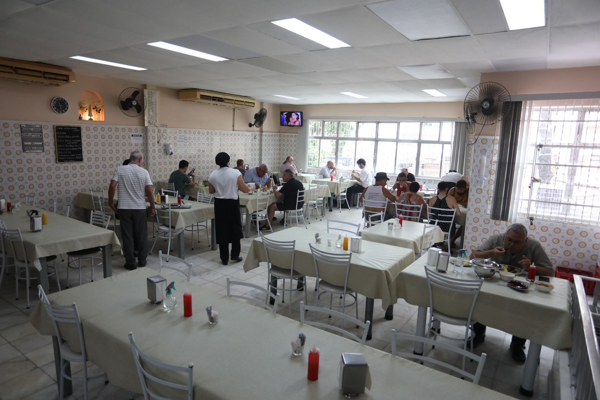 Mesas grandes mant&eacute;m aspecto tradicional na pens&atilde;o Colina da Tijuca. - Pedro Ivo/ Ag&ecirc;ncia O Dia