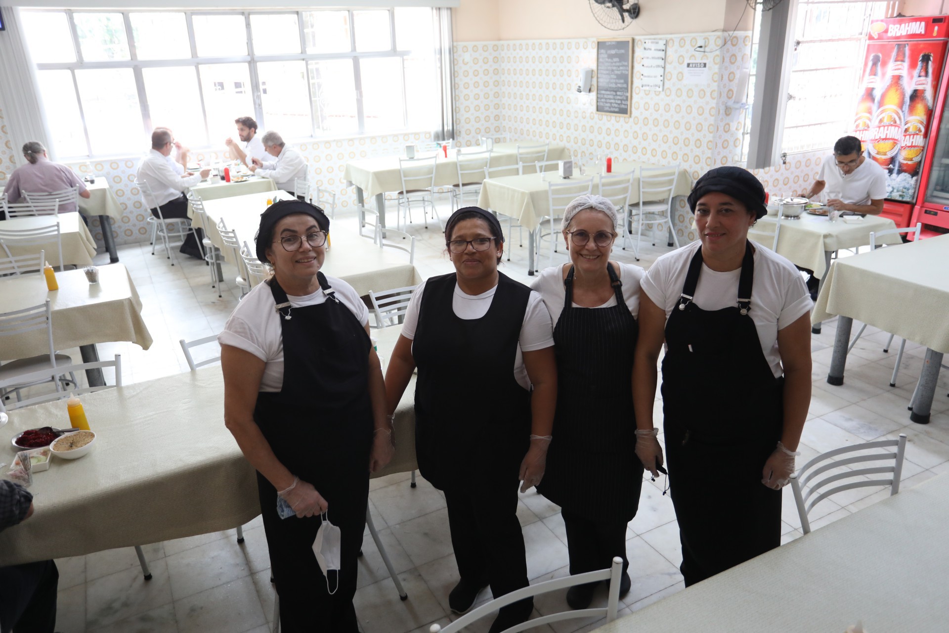 Gar&ccedil;onetes da pens&atilde;o Colina da Tijuca conhecer de cor a prefer&ecirc;ncia de alguns clientes. N foto tr&ecirc;s funcion&aacute;rias e Dona Lourdes (terceira da esquerda para a direita). - Pedro Ivo/ Ag&ecirc;ncia O Dia