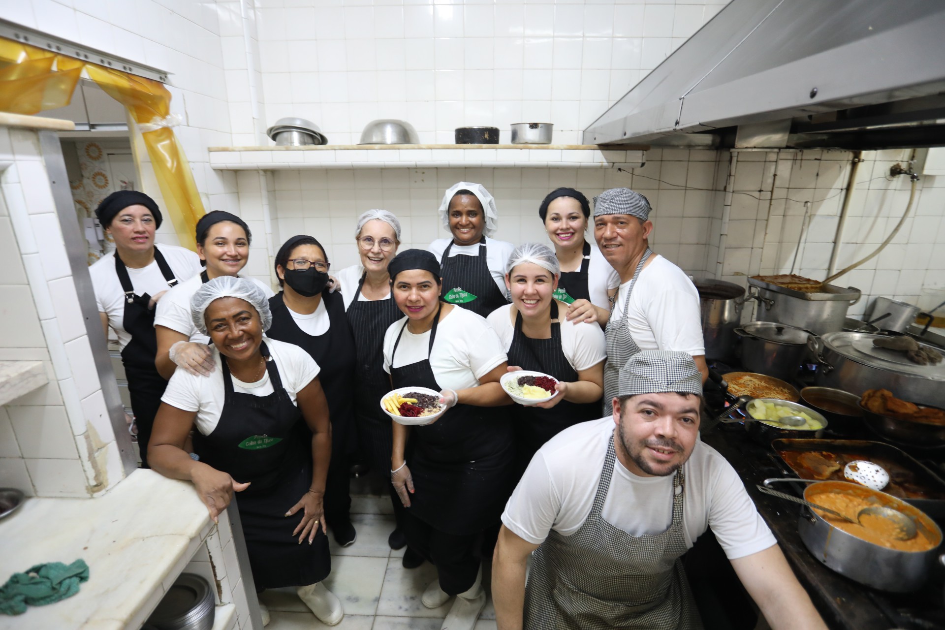 Cozinha da pensão Colina da Tijuca. Dona Lourdes (centro) com os funcionários - Pedro Ivo/ Agência O Dia