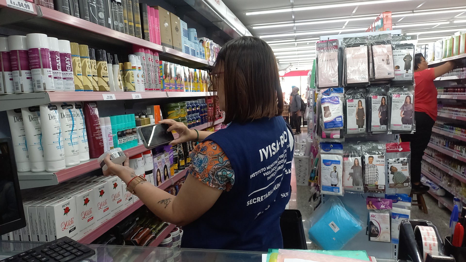 Ação do Ivisa-Rio recolhe pomadas de cabelos em lojas da Zona Oeste - Divulgação/Ivisa-Rio
