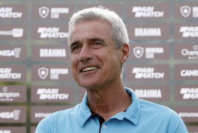 Luís Castro elogia gramado do CT e explica o planejamento do Botafogo no início da temporada