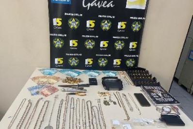 Polícia recupera joias e relógios furtados por falsa diarista