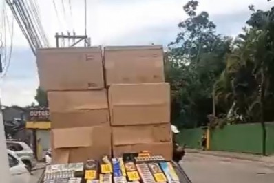 Polícia apreende carga roubada de cigarros na RJ-106, em Niterói