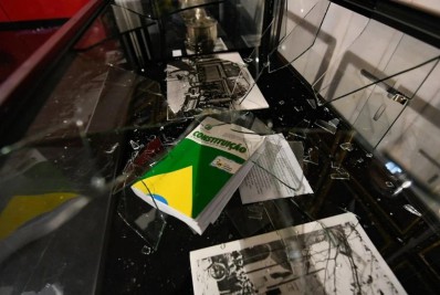 Dino informa que Constituição roubada em atos terroristas foi recuperada