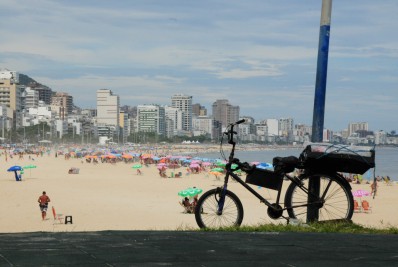 Cariocas aproveitam manhã ensolarada na praia, mas previsão indica chuva à tarde