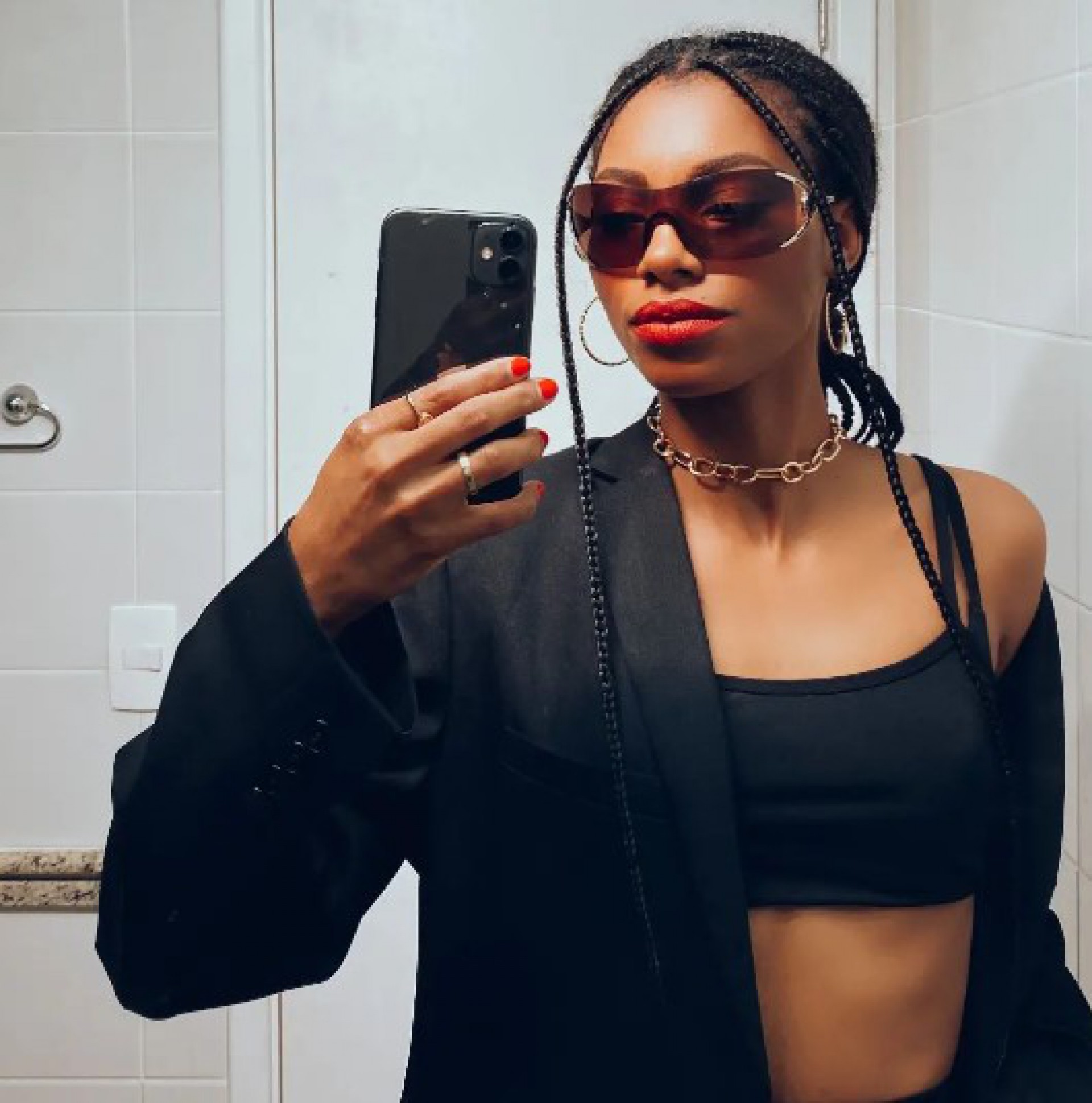 Tina &eacute; angolana, tem 29 anos, atua em comunica&ccedil;&atilde;o e produ&ccedil;&atilde;o de conte&uacute;do para as redes sociais e acabou de integrar o time Pipoca - Reprodu&ccedil;&atilde;o Internet