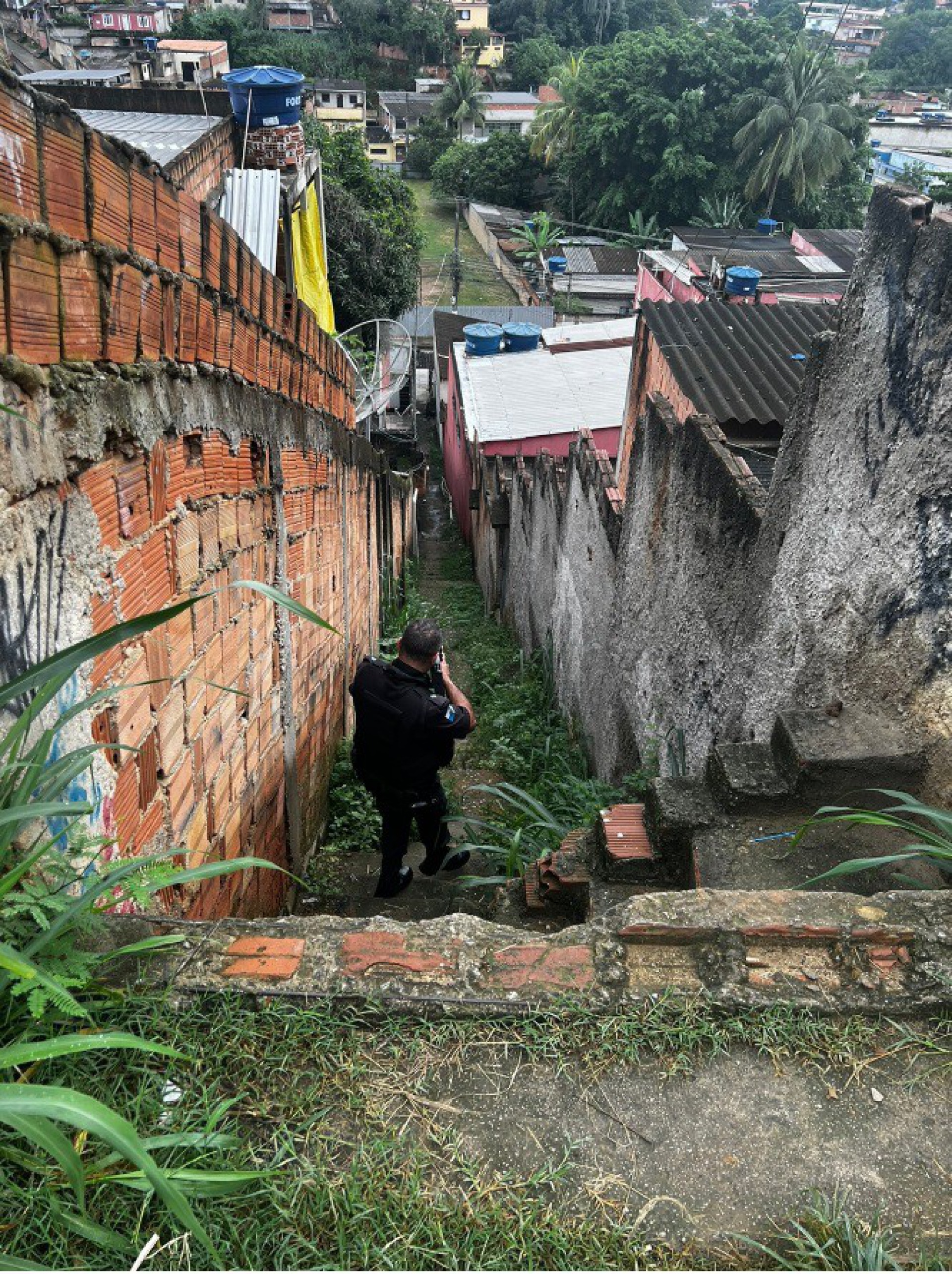 Policiais do batalh&atilde;o de Queimados vasculham as ruas das comunidades S&atilde;o Sim&atilde;o e Caixa D'&aacute;gua, no mesmo munic&iacute;pio