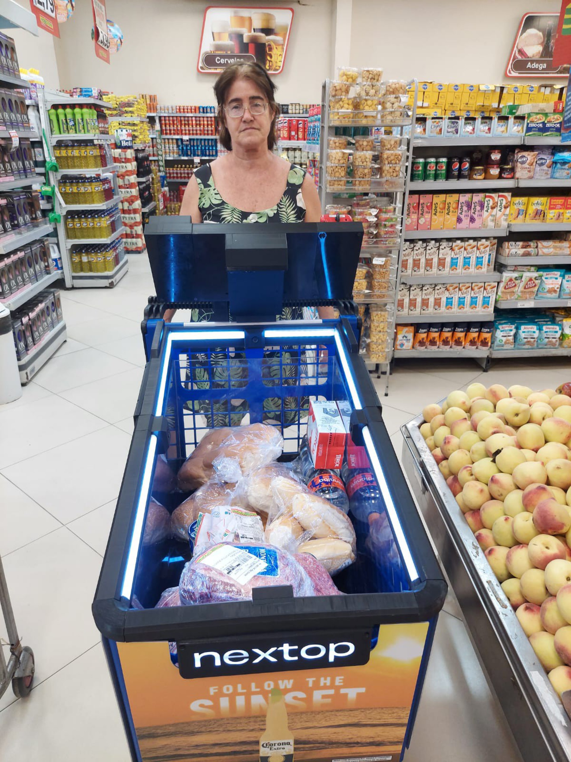 'Achei o carrinho inteligente fácil de usar, não tive dificuldades', contou a dona de casa Naira Mendes Yilio, de 61 anos - Rachel Siston/Agência O Dia