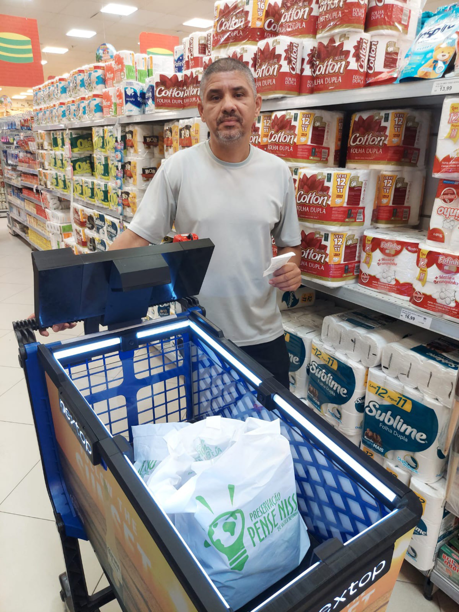 'É muito prático, muito fácil de usar', disse o padeiro Edmilson Félix, primeiro cliente a usar o carrinho inteligente - Rachel Siston/Agência O Dia