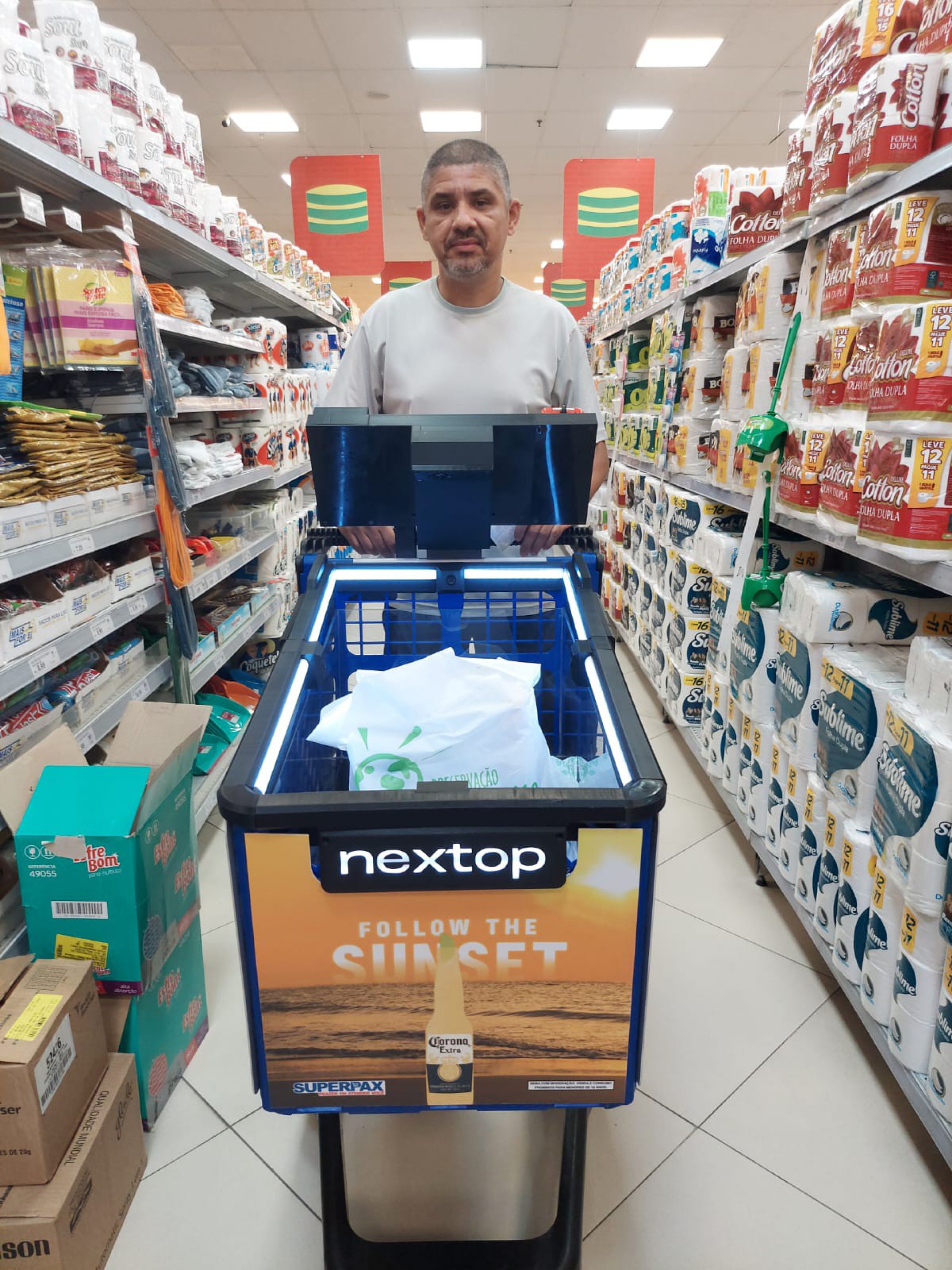 Padeiro Edmilson Félix, 52, foi primeiro cliente a usar o carrinho inteligente - Rachel Siston/Agência O Dia